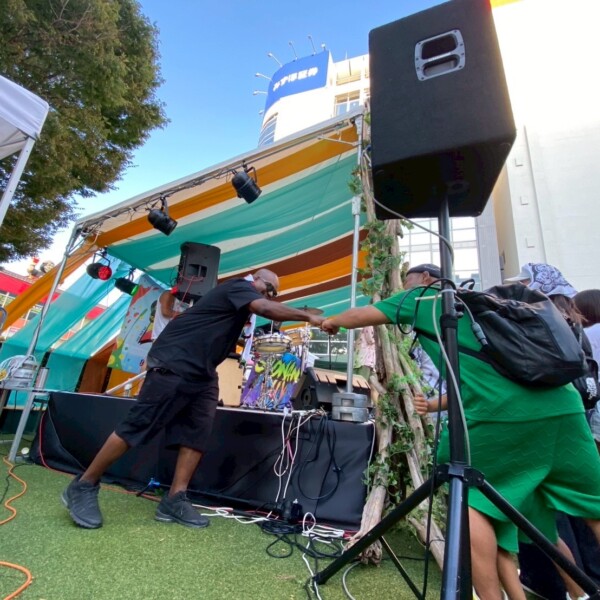 湘南Luv 2025 藤沢駅前サンパール広場 ガーランド装飾 ステージ装飾